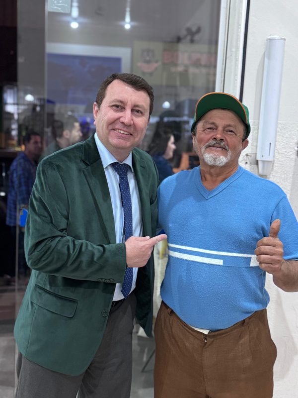 Deputado David Soares com cidadão idoso em evento comunitário