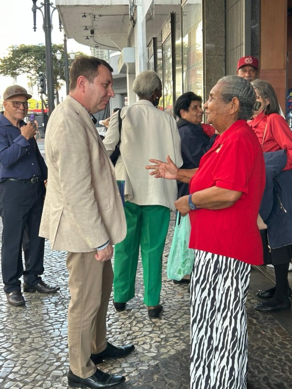 Deputado David Soares conversando com idosa na rua