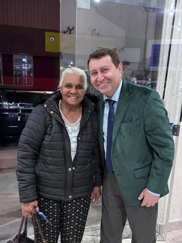Deputado David Soares com idosa em encontro comunitário