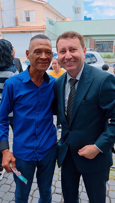 Deputado David Soares com cidadão de camisa azul