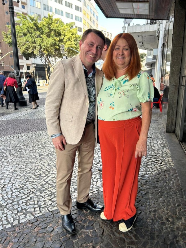 Deputado David Soares com senhora na calçada