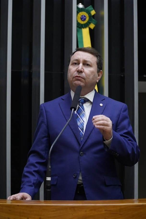 Deputado federal David Soares discursando na tribuna da Câmara dos Deputados