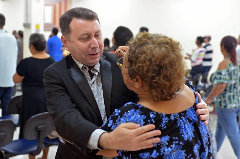 Deputado David Soares conversando com idosos em evento comunitário